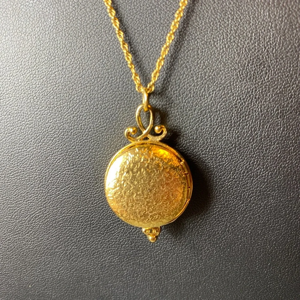 Vintage Nina Ricci Avon Locket Necklace Angel Pendant Gold Tone 16-19